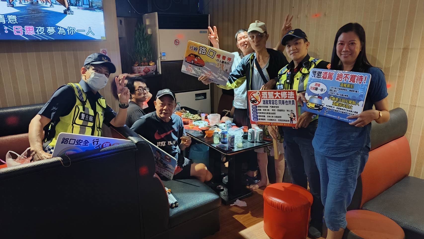 易飲酒場所,向店家及客人加強宣導「喝酒不開車」、「指定駕駛」、「酒後代駕」。(記者宋紹誠翻攝)