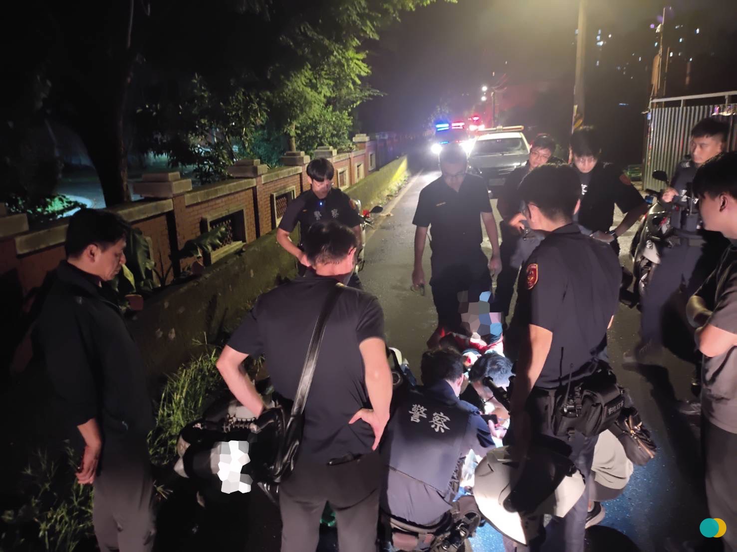 三峽警分局警網在三樹路98巷內將張姓毒蟲制伏逮捕。(圖/警三峽分局提供)