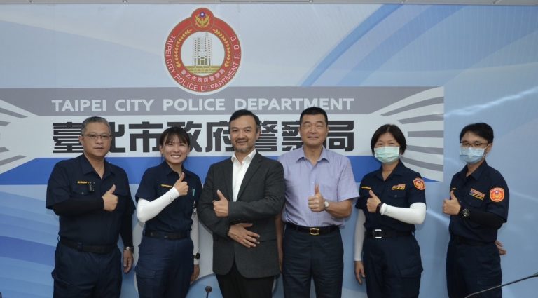 北市警察之友會士林辦事處主任莊光明(左3) 致贈袖套貼身又美觀。(圖／北市警士林分局)