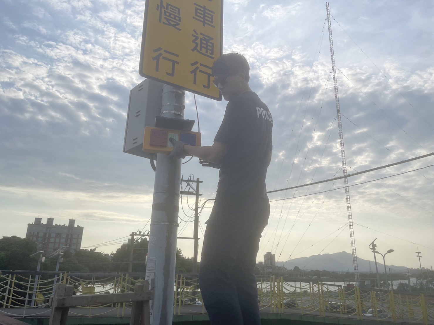 針對易肇事路段,士林分局分批將佛光會贈送的20組爆閃燈進行防制交通事故點安置。(圖/警士林分局提供)