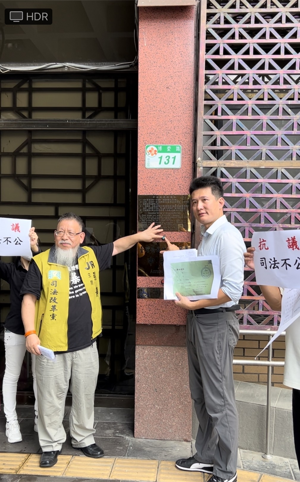 文明人權協會理事長張凱鈞(右)與司法改革黨主席張靜(左),曾於4月間到北檢告發勞動部次長李俊俋貪汙,至今卻沒下文。(記者張欽翻攝)