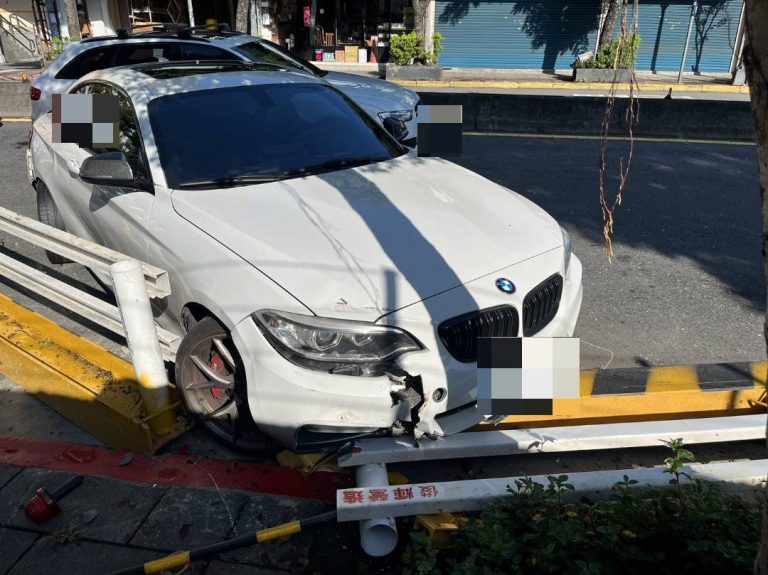 梁姓男子今早上班尖峰時段酒駕自撞護欄，文山二分局警員及時趕抵現場，對梁男酒測後移送法辦，並通知拖吊車趕抵現場排除，恢復交通順暢。(記者張欽翻攝)