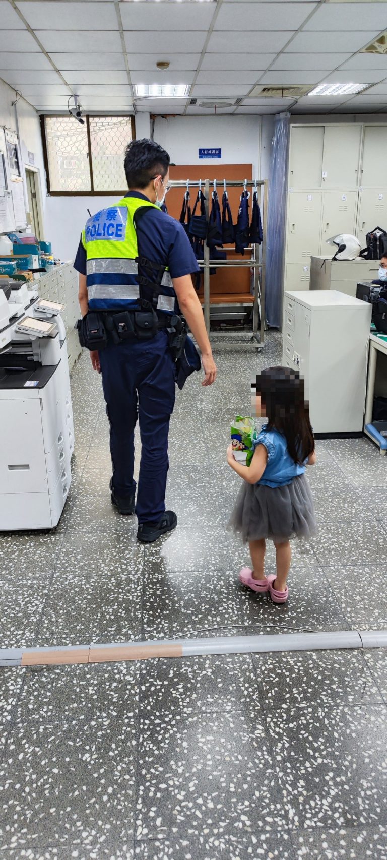 員警將走失女童帶返派出所貼心照顧。（記者 張艷君翻攝）
