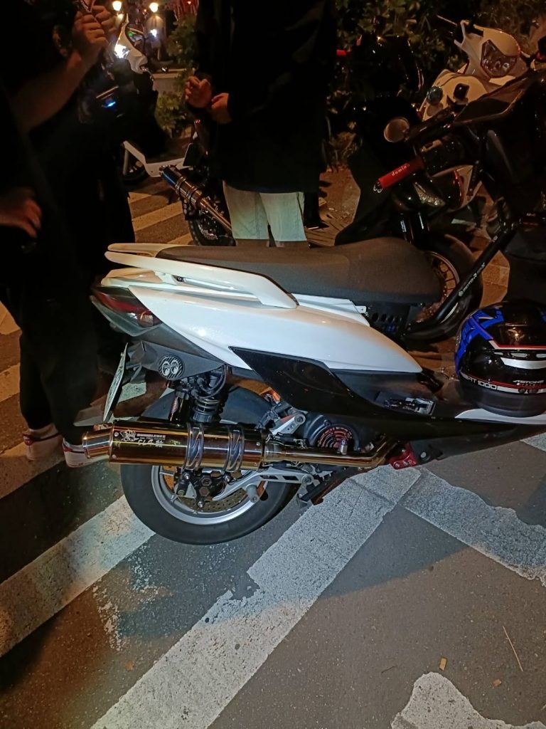 頂城所員警巡邏時,查獲兩部重機改裝排氣管且噪音大,警員現場開立通報單。(記者林照東翻攝)