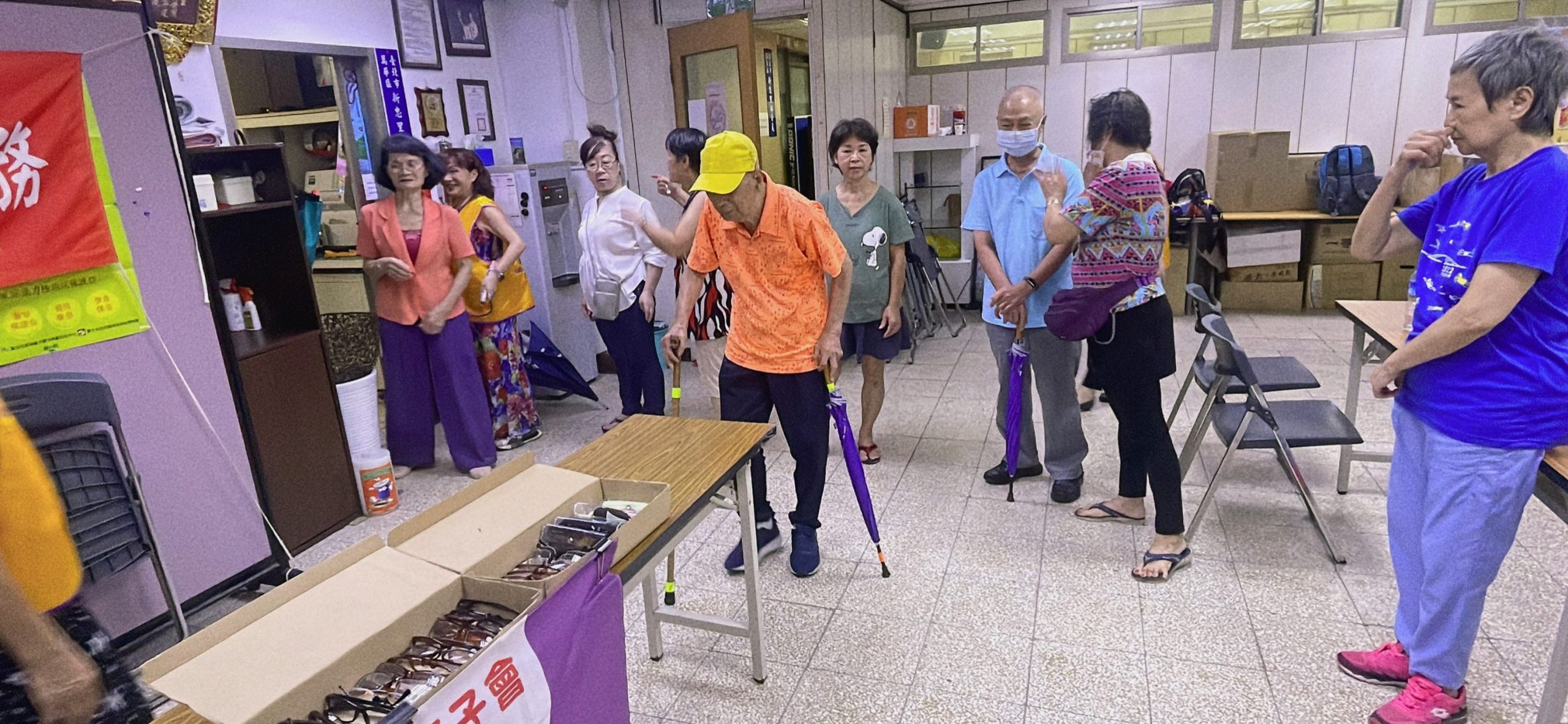 雨中堅強參與者:無懼風雨,只為關懷。