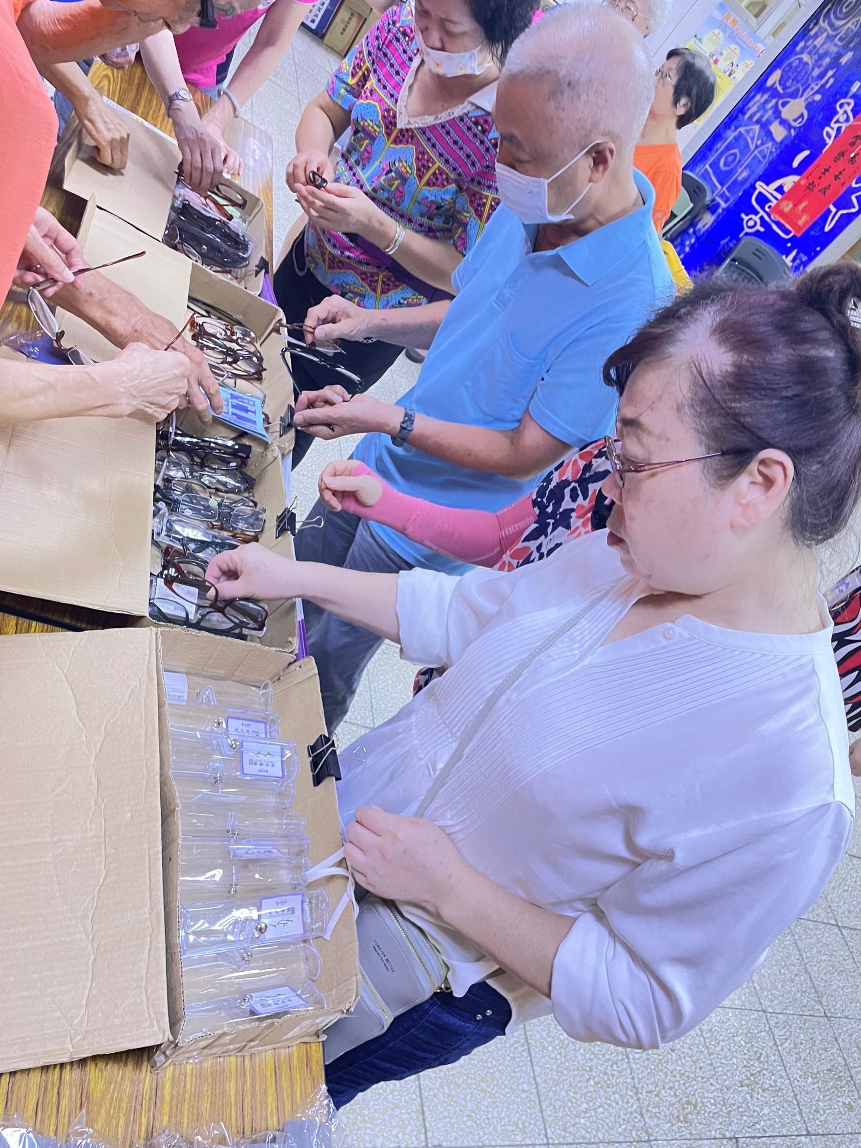 愛心老花眼鏡:送給社區的幸福禮物。