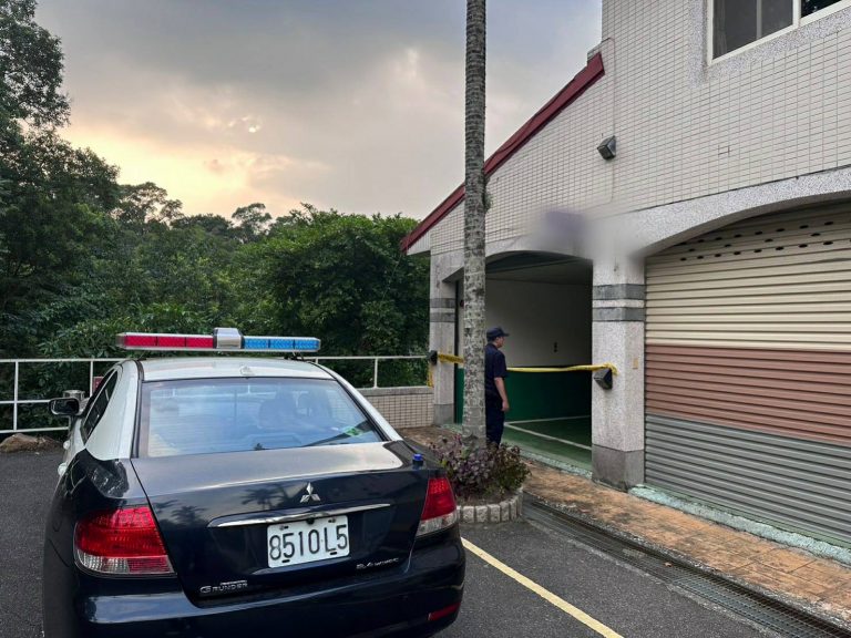 警方到新北市中和區某旅館勘查命案現場。(圖/記者張艷君翻攝)