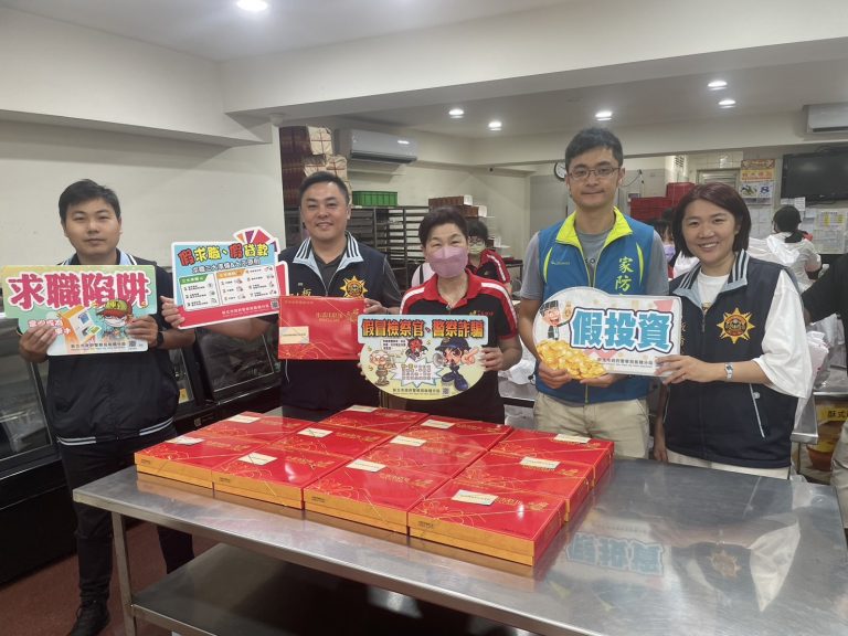 板橋警偵查隊長陳盈元率隊員與小潘蛋糕共同宣導反詐。（記者徐煜勝翻攝）