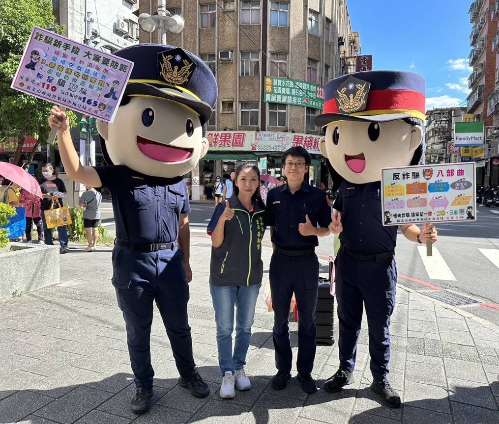 中和區平河里歡慶中秋節,里民共襄盛舉,中和警參與維安宣導。(記者張艷君翻攝)