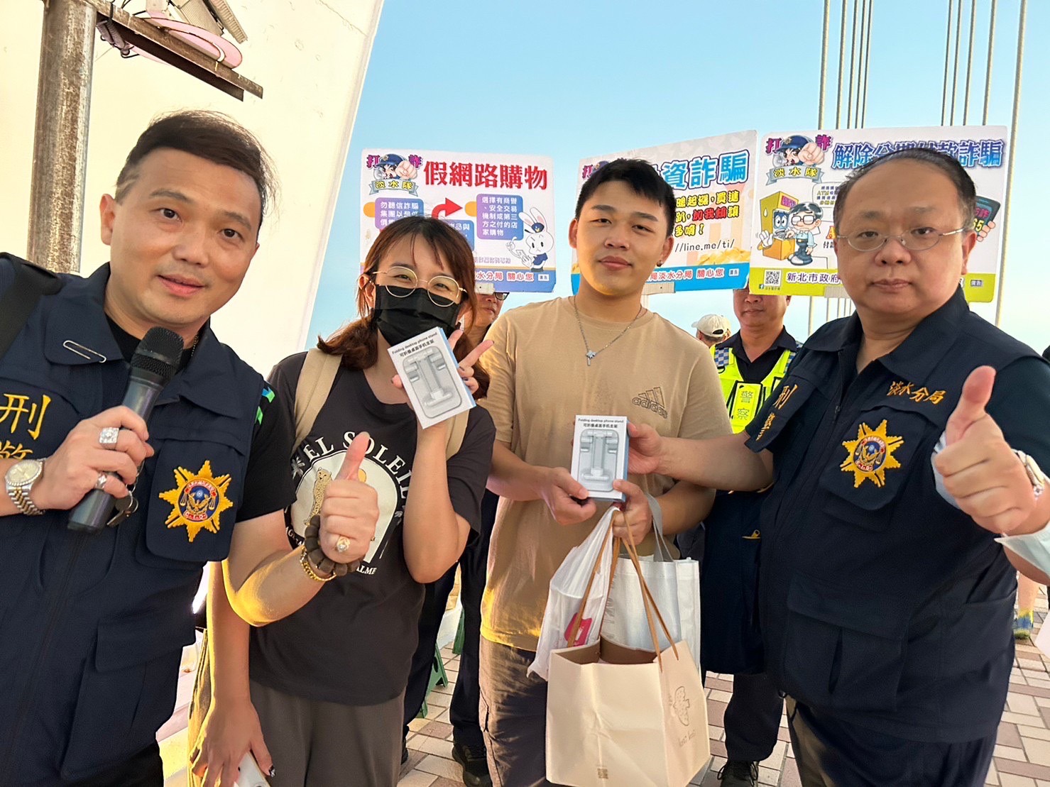 淡水警分局員警熱情與民眾互動並宣導反詐知識。（記者徐煜勝翻攝）