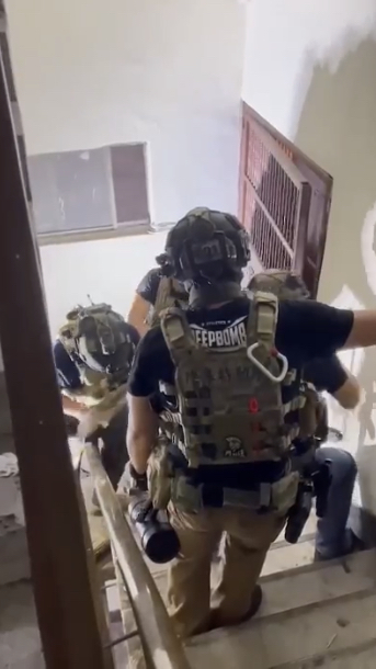 專案小組強勢攻堅機房。（記者徐煜勝翻攝）