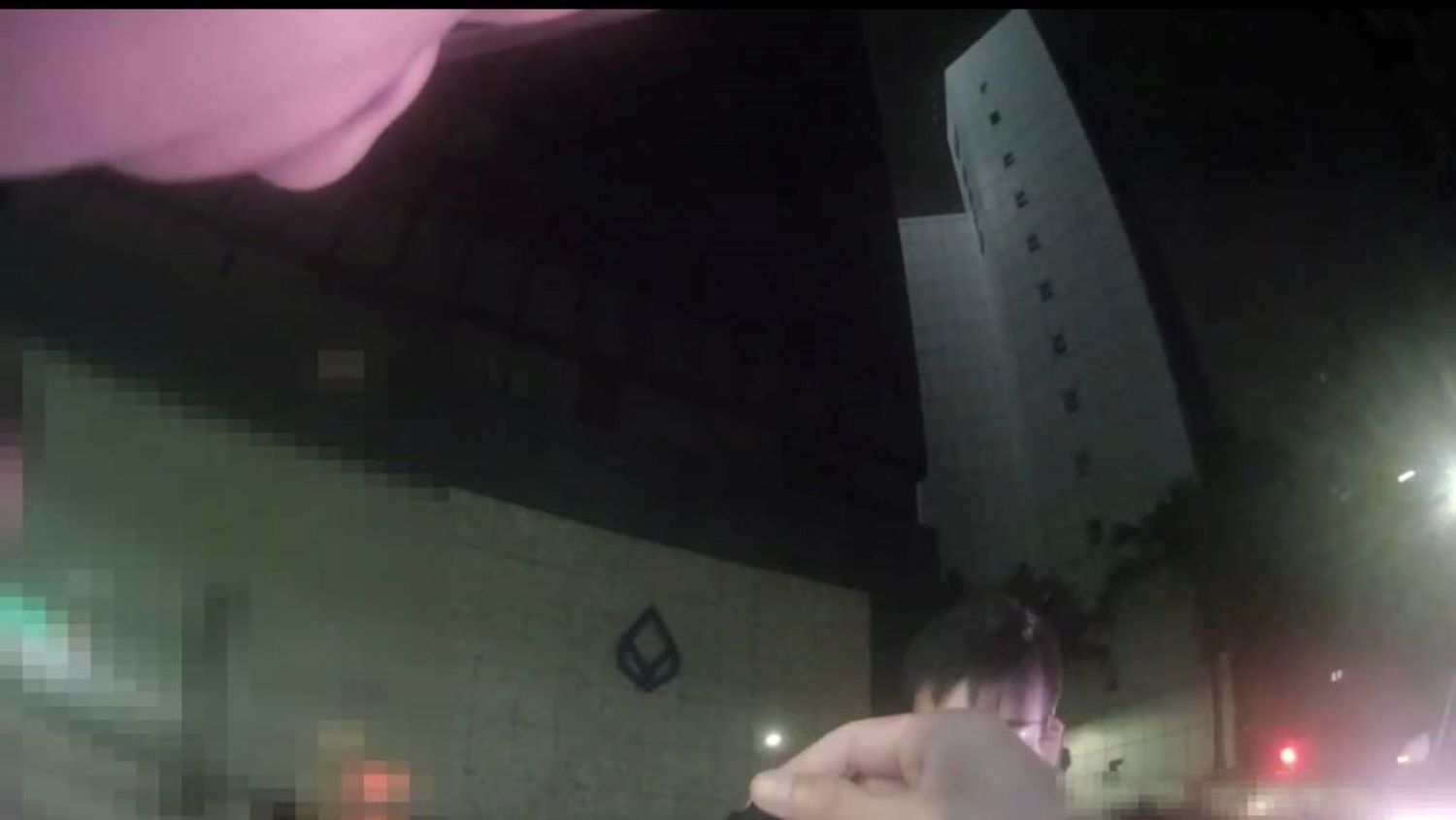 警方見簡男神情緊張,於中央扶手發現玻璃精油瓶,經檢驗呈現二級搖頭丸及三級愷他命陽性反應。(記者宋紹誠翻攝)