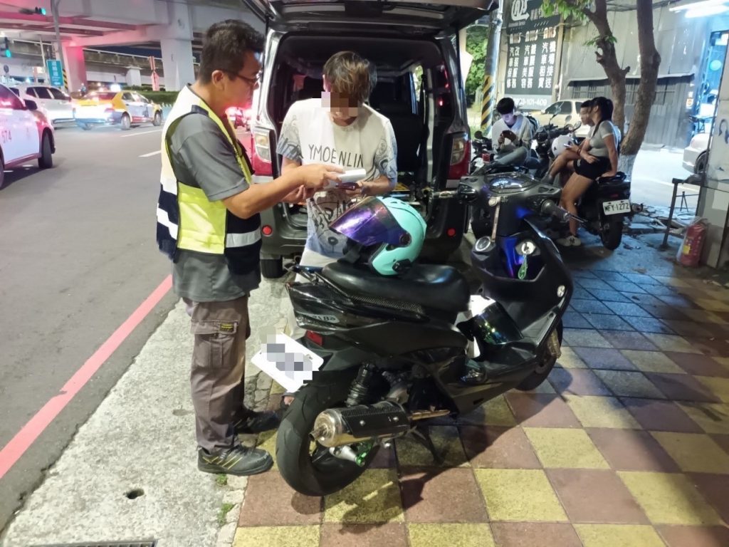 警方針對疑似製造噪音車輛逐一清查,期能遏止改裝噪音車。(記者張艷君翻攝)
