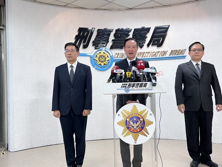 刑事局副局長邱紹洲（左）、局長周幼偉（中）、偵查科科長鄺慶泰（右）說明。（記者徐煜勝翻攝）