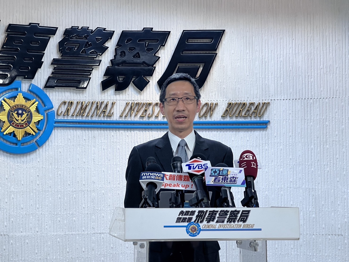 偵九大隊第三隊隊長邱承迪說明。(記者徐煜勝翻攝)