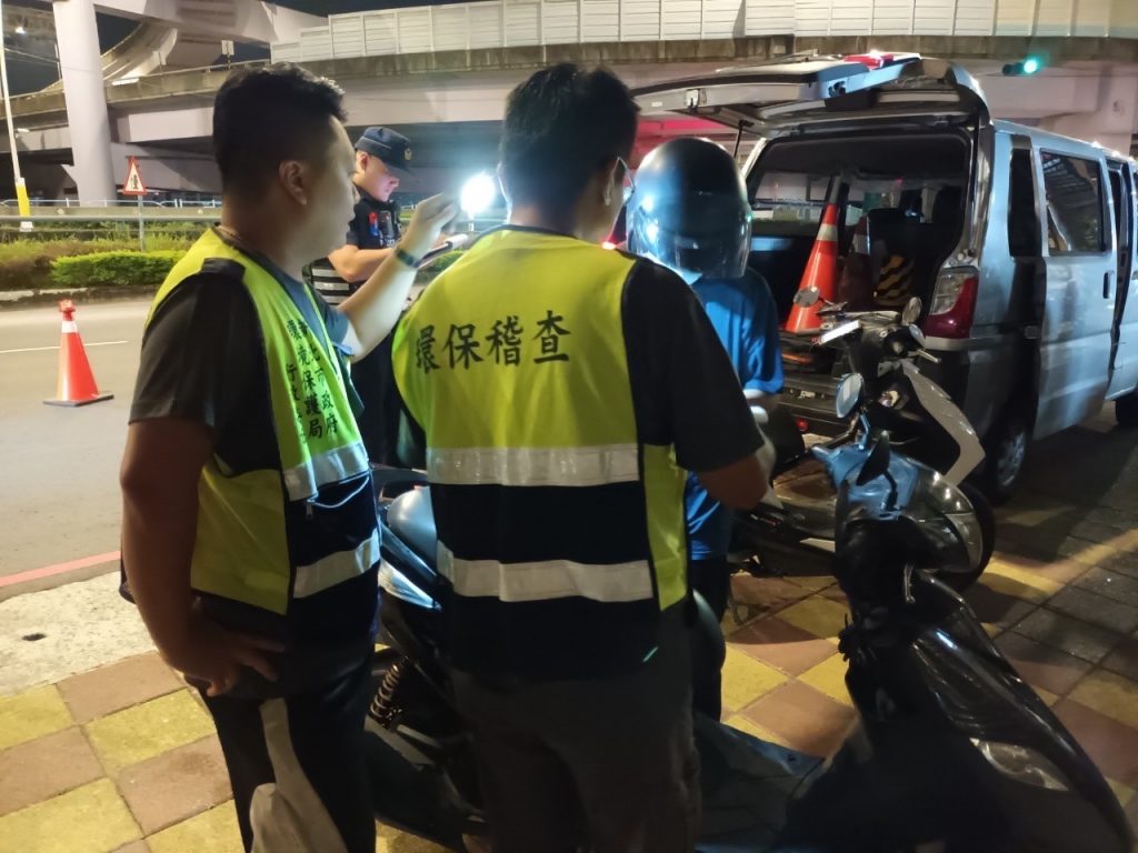 新店分局聯合環保局於新店區新北環快永和安康段執行噪音車稽查。(記者張艷君翻攝)