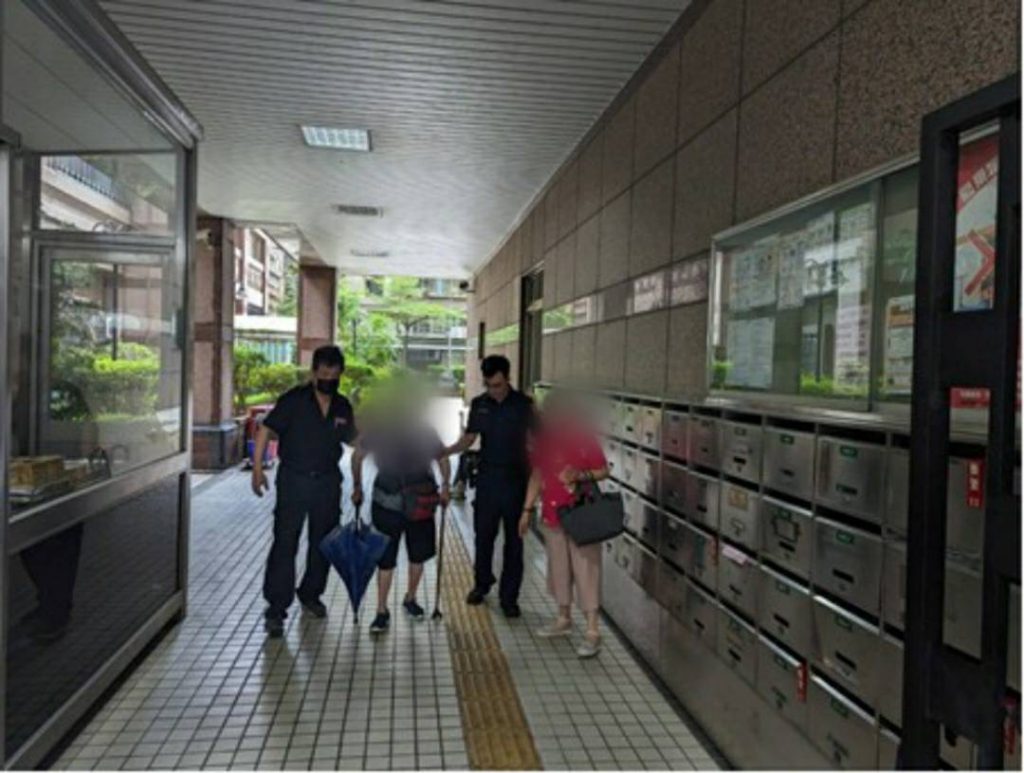 警員聯絡其家屬將鄧婦接回，鄧婦及其家屬對於警方之作為頻頻表達感謝之意。（記者 張艷君翻攝）