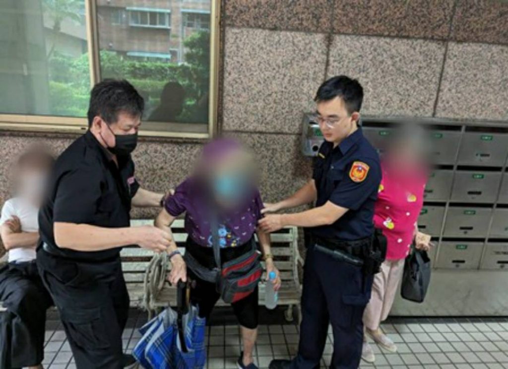 新北市中和區民樂路疑似有迷失老婦需要協助，警方隨即前往查看。（記者 張艷君翻攝）
