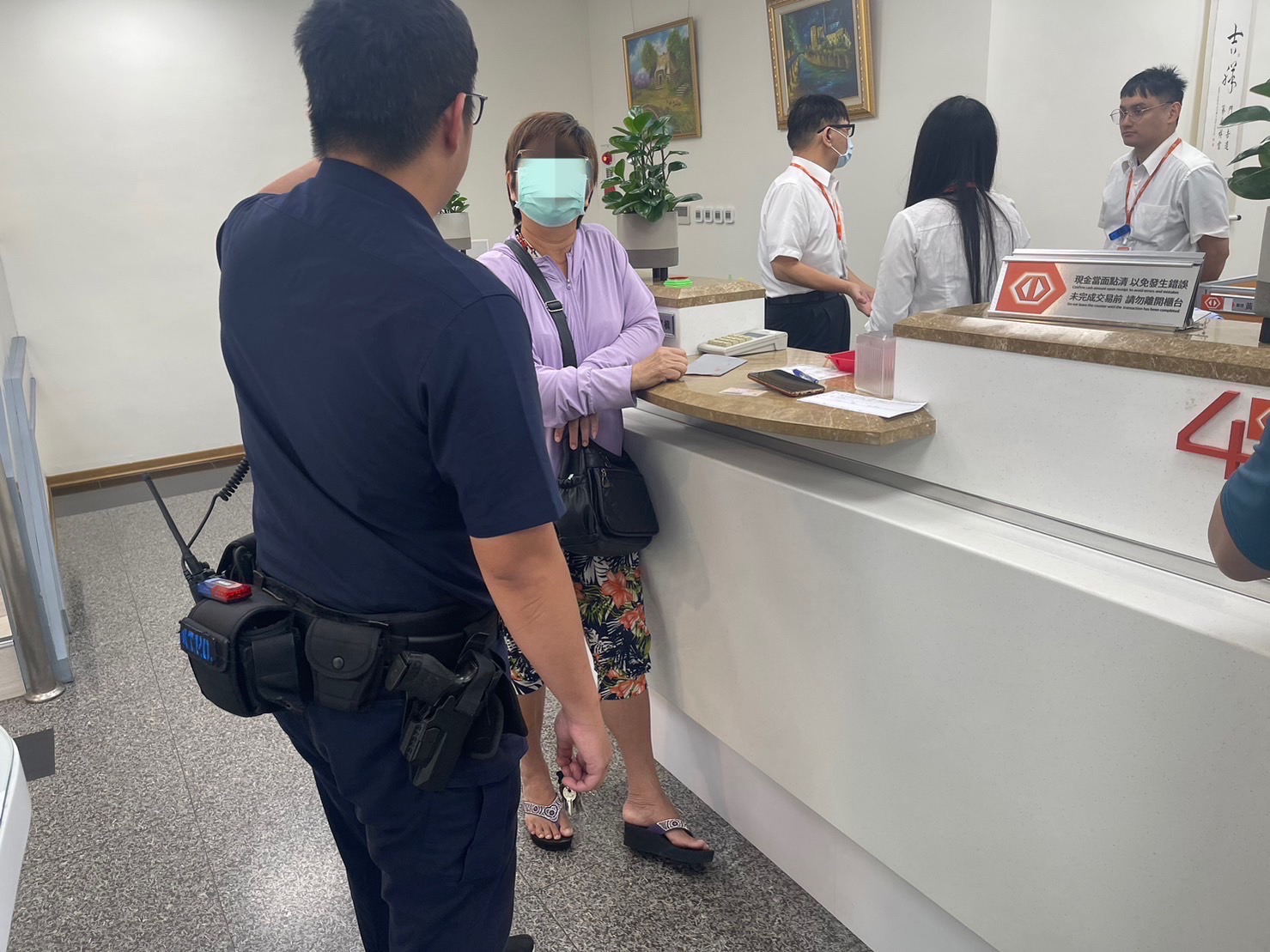 板橋警分局板橋派出所員警獲報後苦勸鄭婦阻止匯款被騙。(記者徐煜勝翻攝)