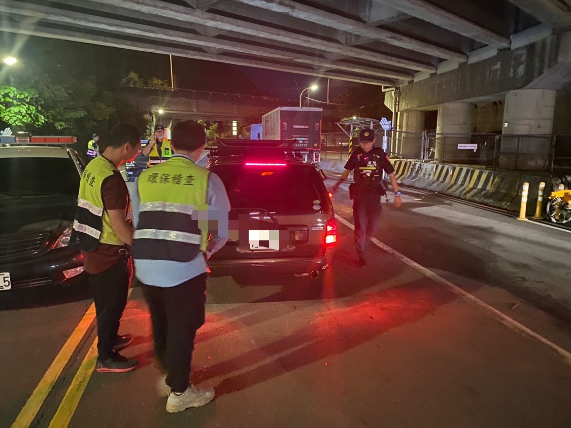 中和警分局8日晚間與環保局在興南路2段熱點聯合執行取締噪音車專案勤務。(圖/中和警分局提供)