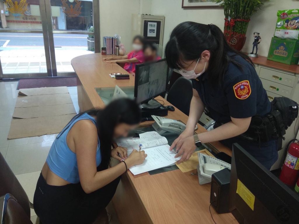 警員陳佩蓉警以流利英文及超高效率,幫藍女迅速將遺失手機領回。(記者 張艷君翻攝)