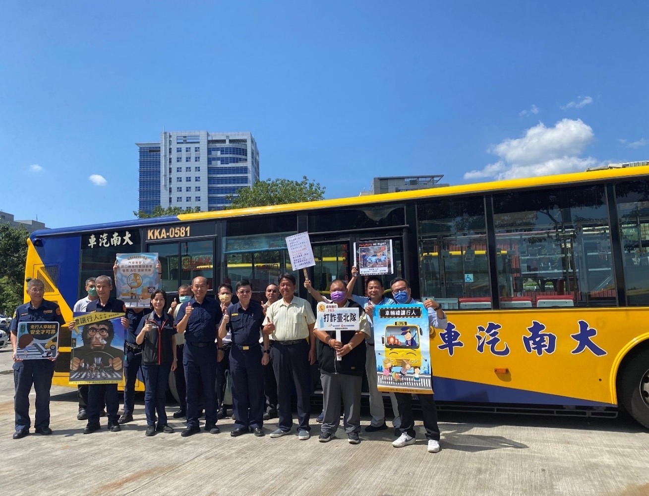 北投分局交通宣導團為宣防制大型車事故,特別走進轄內客運站,宣導路口停讓觀念。(記者宋紹誠翻攝)