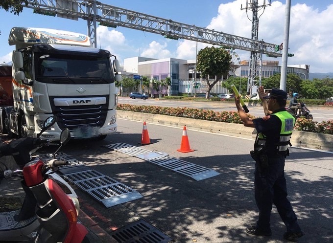 北投分局交通宣導團希望藉由向客運等大型車駕駛宣導路口停讓觀念,降低大型車交通事故。(記者宋紹誠翻攝)