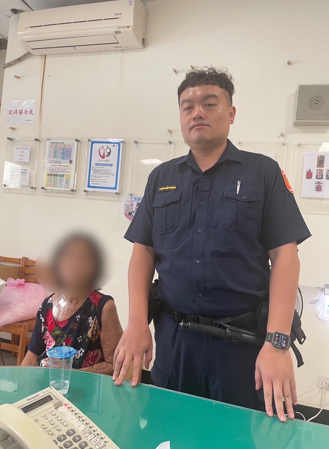 安平派出所警員曾柏維透過警政系統查出失智老婦地址,安全護送返家。(記者戴昱弘翻攝)