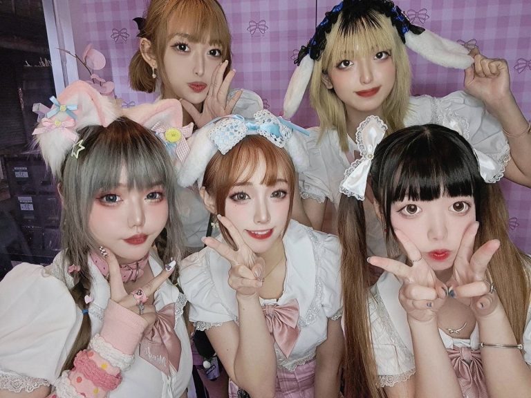 身穿亮眼可愛的女僕裝，將客人視為主人，展現萌的美學及動漫主題風情。(照片/Mirufi Bar 提供)