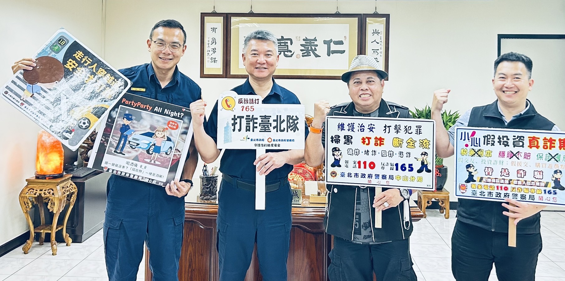 「黑面哥」在直播中一再提醒,民眾接到不明來電或簡訊時,務必要提高警覺,小心查證,隨時撥打165反詐騙專線,或者直接撥打110即時向警方求助。(記者薛秀蓮翻攝)