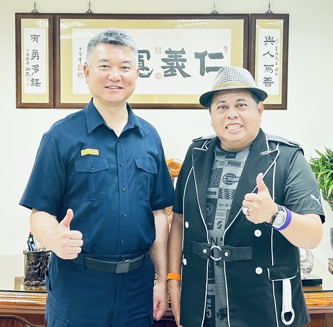 黑面哥與中山分局長陳金城合影留念。(記者薛秀蓮翻攝)