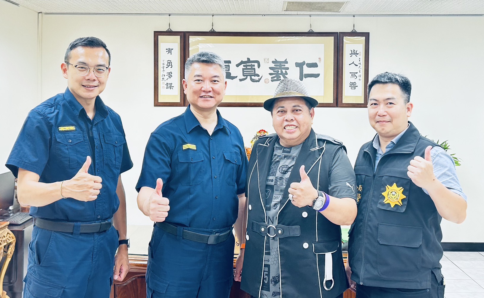 長期支持警察工作的本土藝人「黑面」林郁順,日前特別造訪中山分局,成為「防詐」、「交通安全」宣導大使。(記者薛秀蓮翻攝)