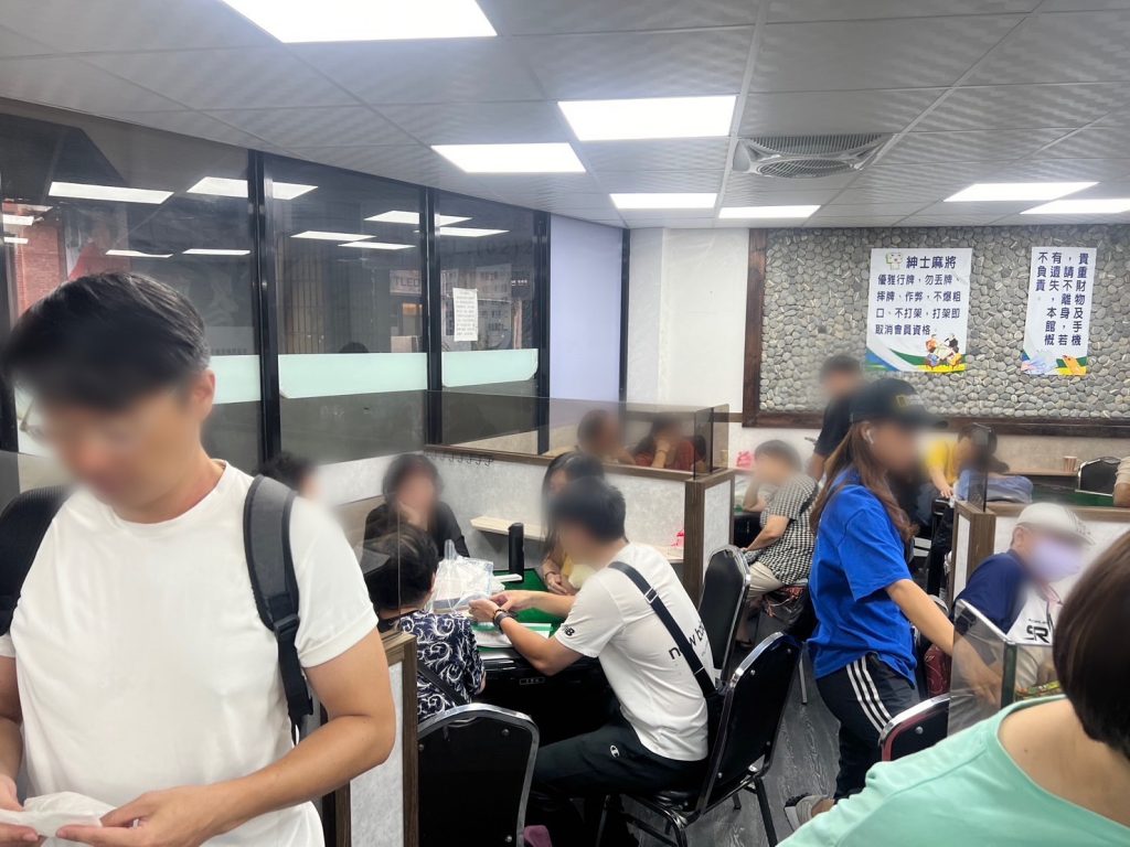 麻將協會內人聲鼎沸。(記者林金聖翻攝)