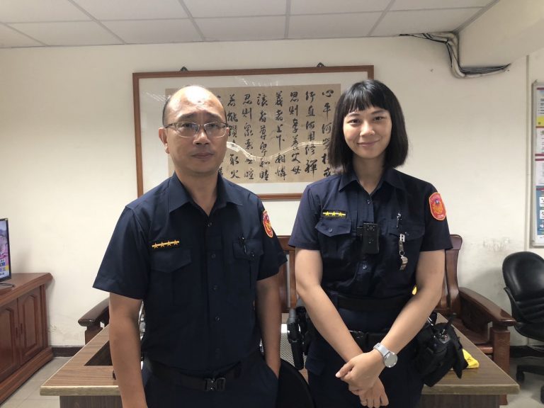 北投分局光明派出所副所長賴星光（左）、警員章庭瑋(右)。(記者宋紹誠翻攝)