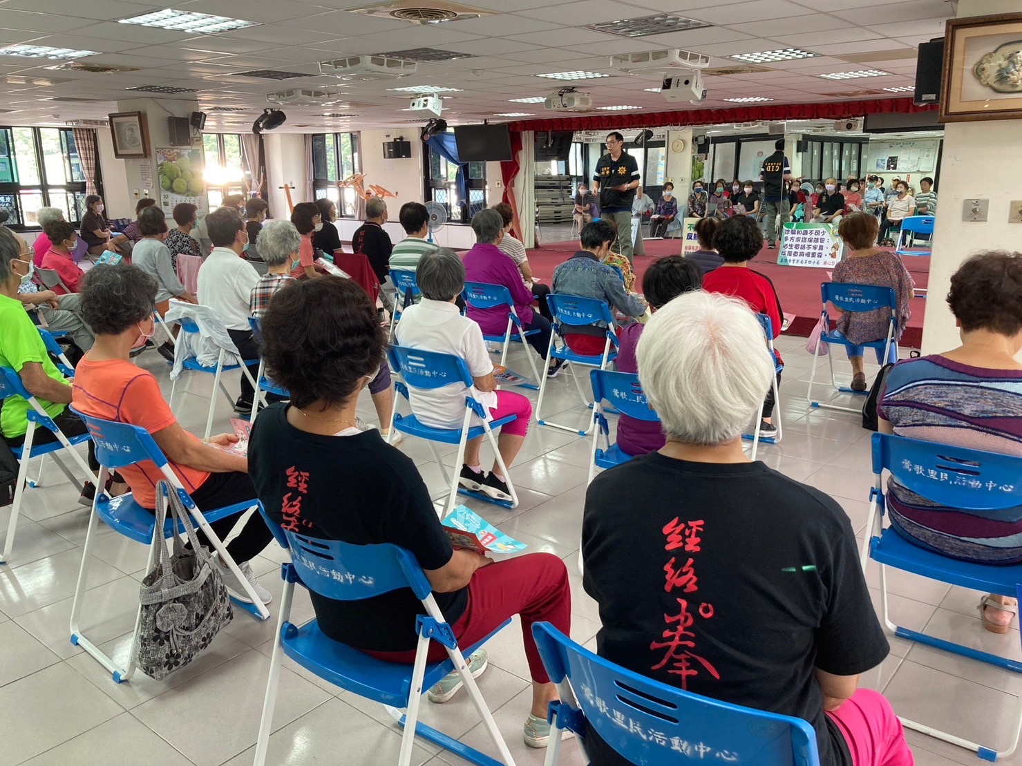 基隆市警察局第四分局為長青學苑學員進行識詐宣導。(記者薛秀蓮翻攝)