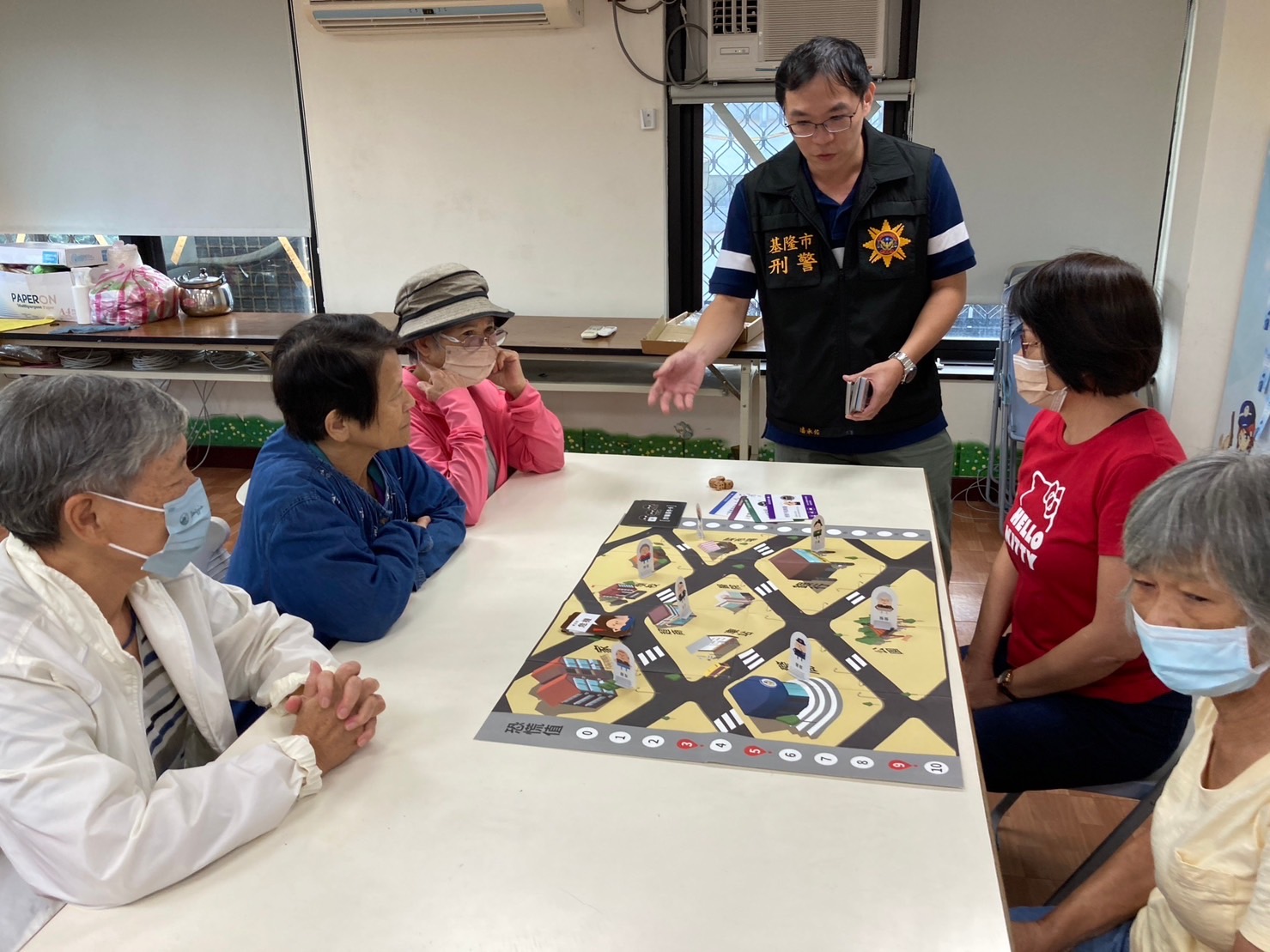 進行銀髮族桌遊識詐宣導。(記者薛秀蓮翻攝)