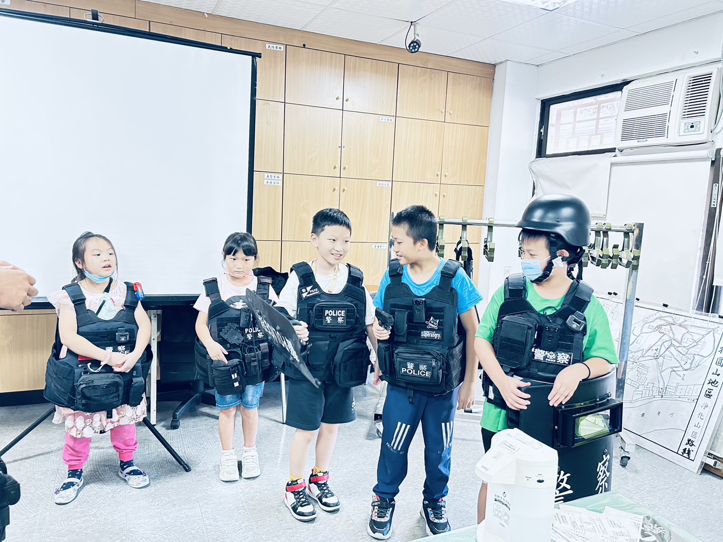 臺北市中山警分局特別配合社會局及味全文教基金舉辦小小警察體驗活動,邀請他們來到中山警分局圓山派出所作客。(記者薛秀蓮翻攝)