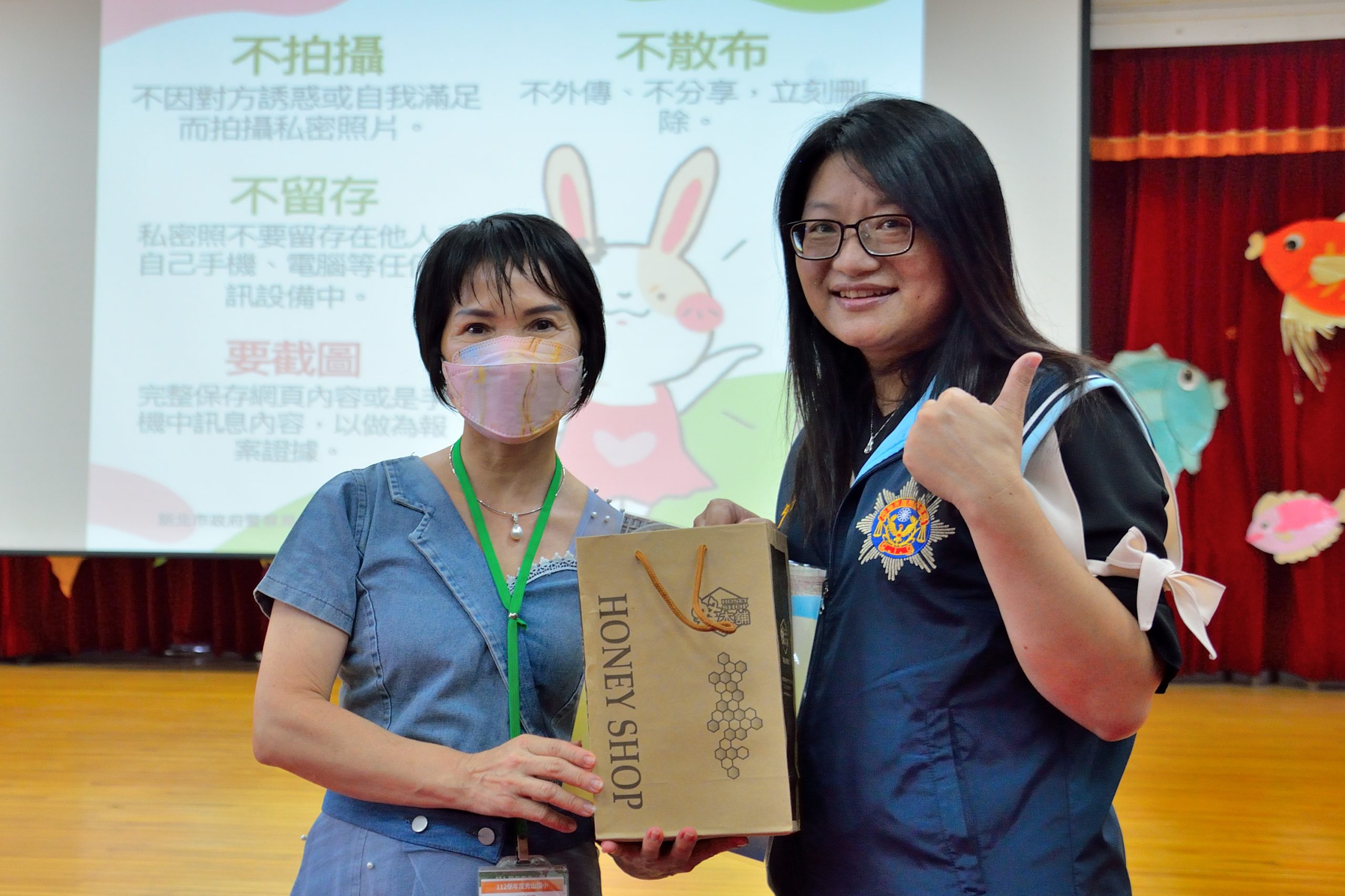 熱心志工和打詐隊成員合影。(圖/警中和分局提供)