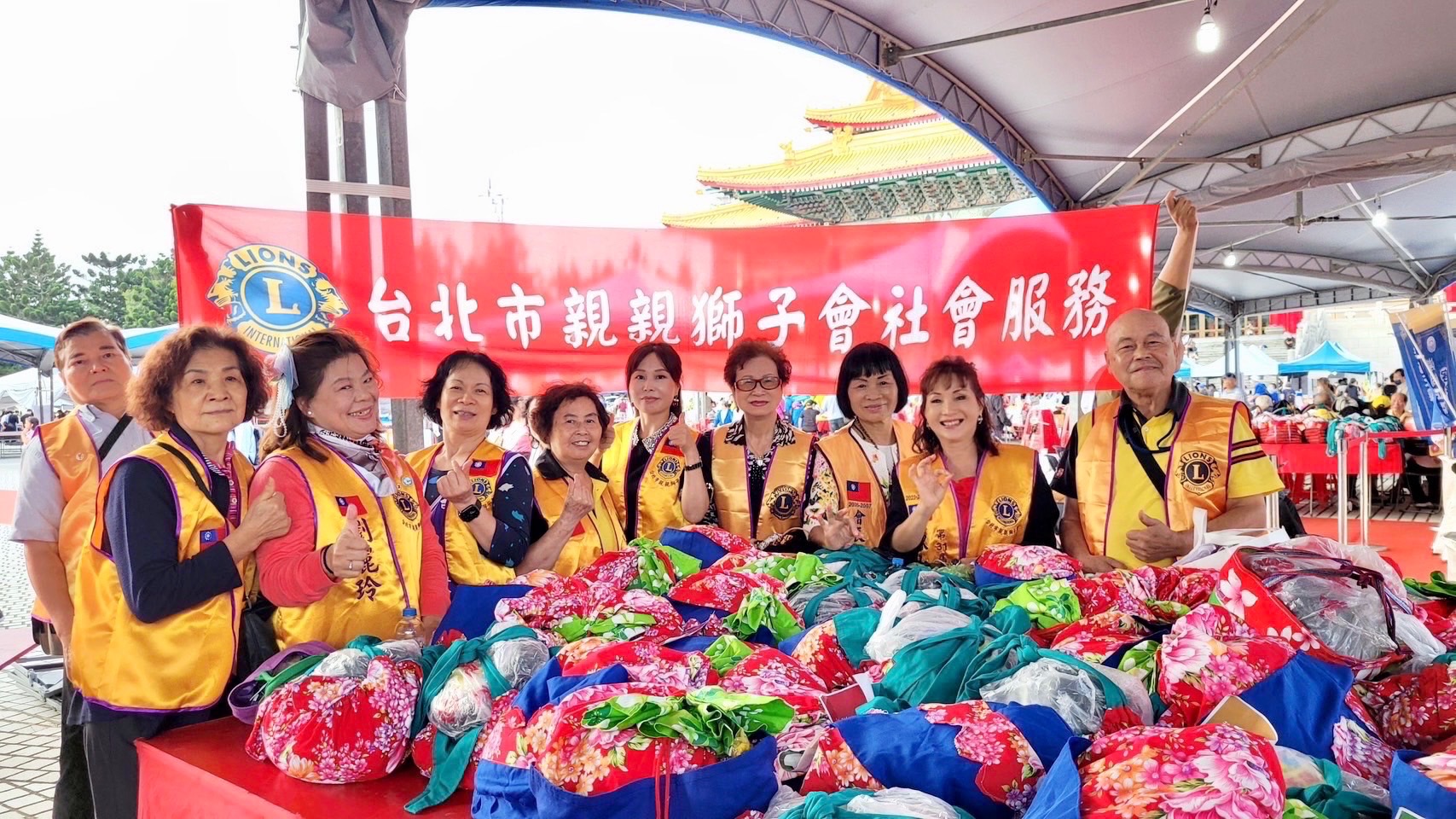 台北市親親獅子會獅姊們的愛心共同參與捐贈活動,支持社會福利單位和弱勢團體。(記者薛秀蓮翻攝)