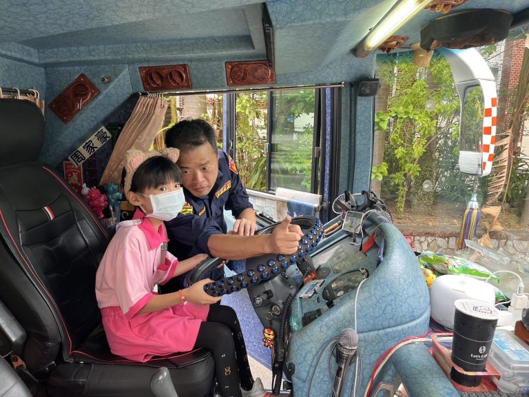 學童探索大車輪差和死角，學習保持警覺。（記者薛秀蓮翻攝)