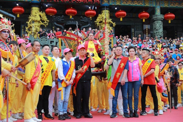 護國宮新加坡海外信眾組團來台共襄盛舉,圖中為獨腳太子坐釘椅。(圖/桃園護國宮提供)