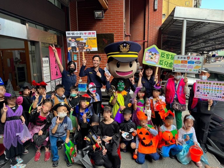 萊諾補習班舉辦萬聖踩街活動,一群萌娃進警局互動,場面熱鬧溫馨。(記者張艷君翻攝)