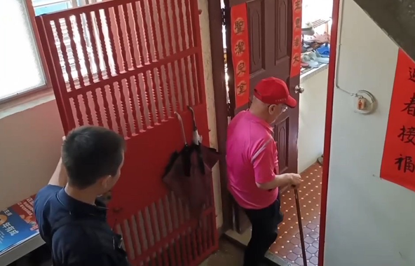 8旬老翁錯樓層,無法返家,中和警方呼籲鄰里守望相警民合作,共同守護獨居長者安全。(記者張艷君翻攝)