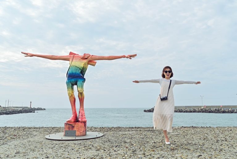 高市府發言人周璟瑜與「旅途之海」藝術作品合照，示範絕佳拍攝點簡單拍出自然網美風（圖/記者郭于榛翻攝）