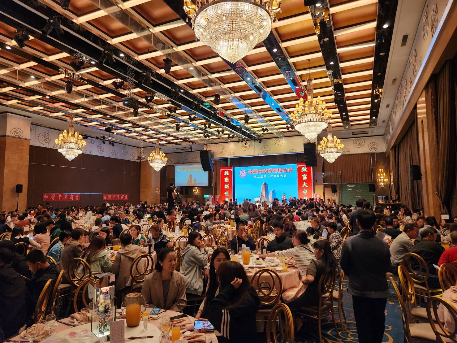 現場席開80桌,眾多政治人物到場祝賀堪稱眾星雲集。(記者 趙靜姸翻攝)