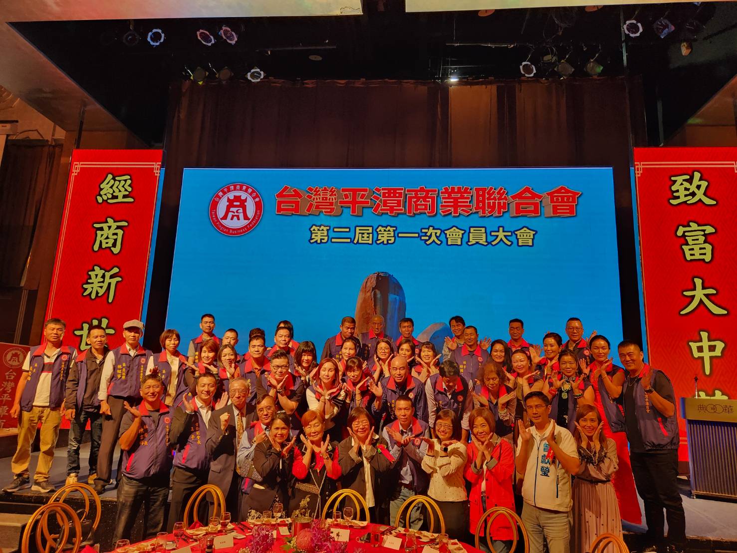 所有商會理監事和到場祝賀的貴賓大合照留影紀念。(記者 趙靜姸翻攝)