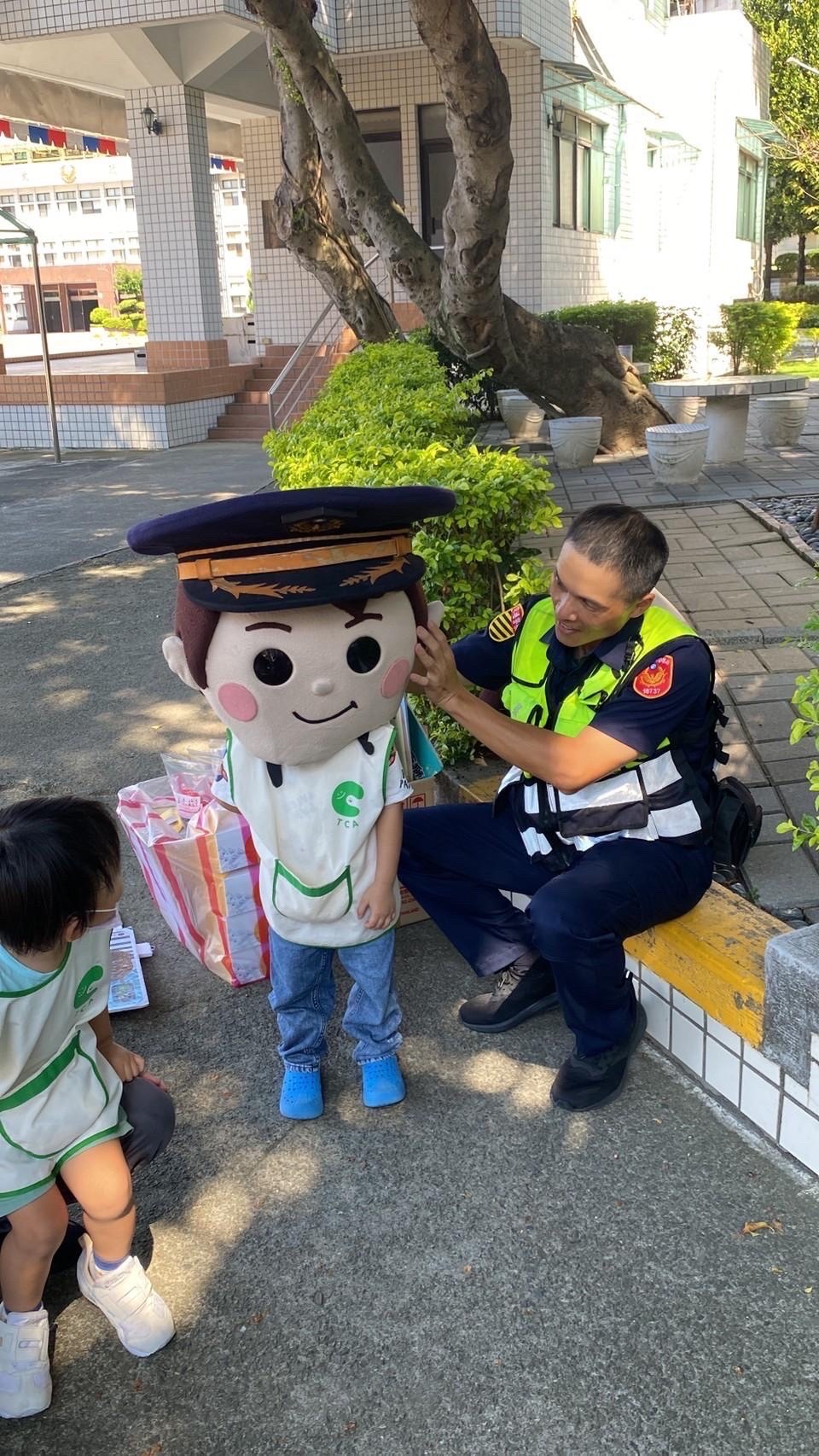 北投分局犯罪預防宣導團派出超萌警察娃娃陪小朋友從遊戲中學習。(記者薛秀蓮翻攝)