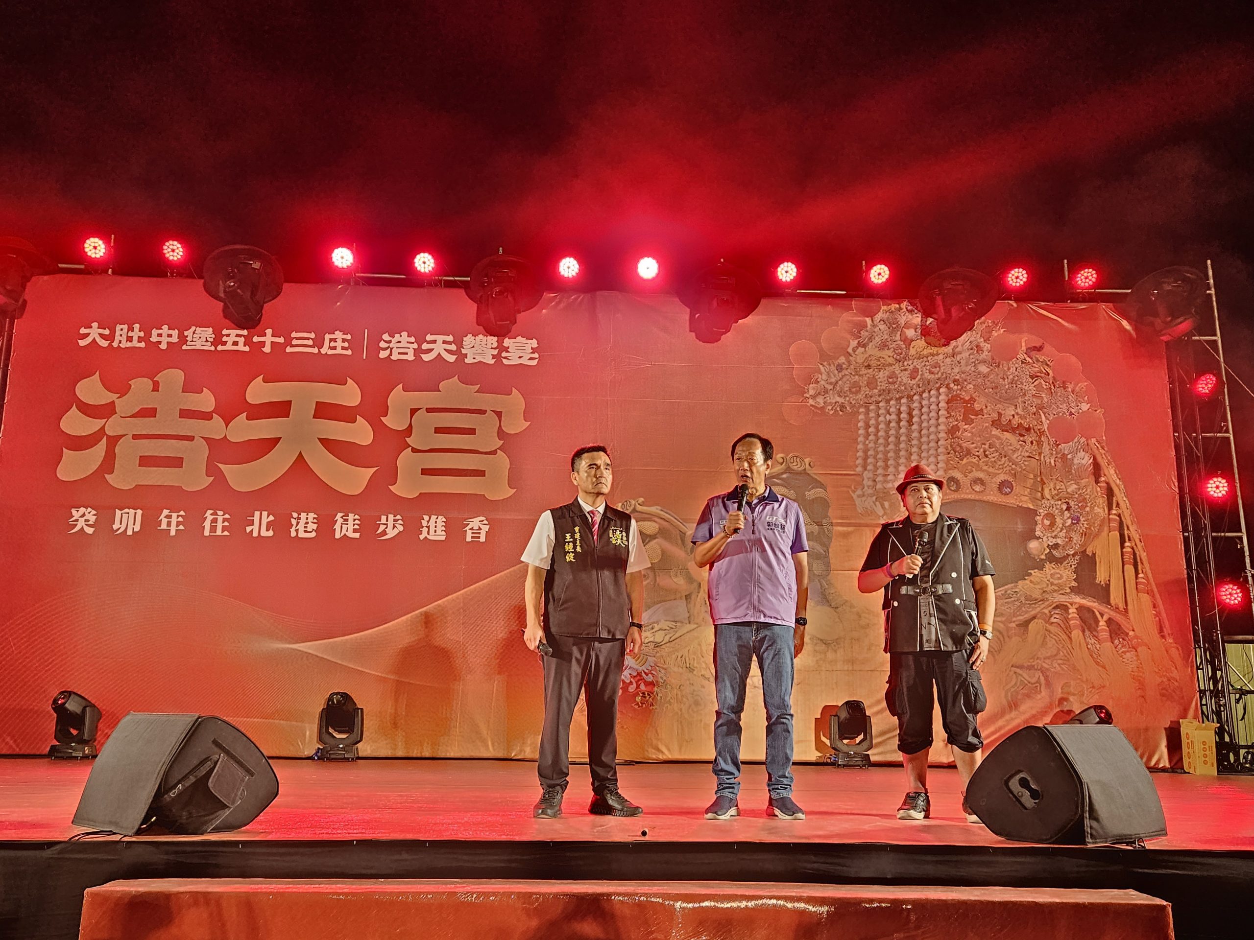 總統候選人郭台銘(圖中)表示與媽祖淵源頗深,因此即便行程滿檔也定要參加台中浩天宮的起馬宴。(記者 江雁武攝)