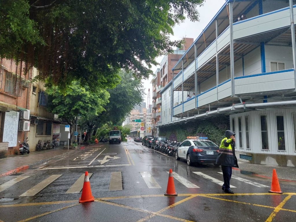 三民警拉封鎖線管制車輛通行。（記者林金聖翻攝）