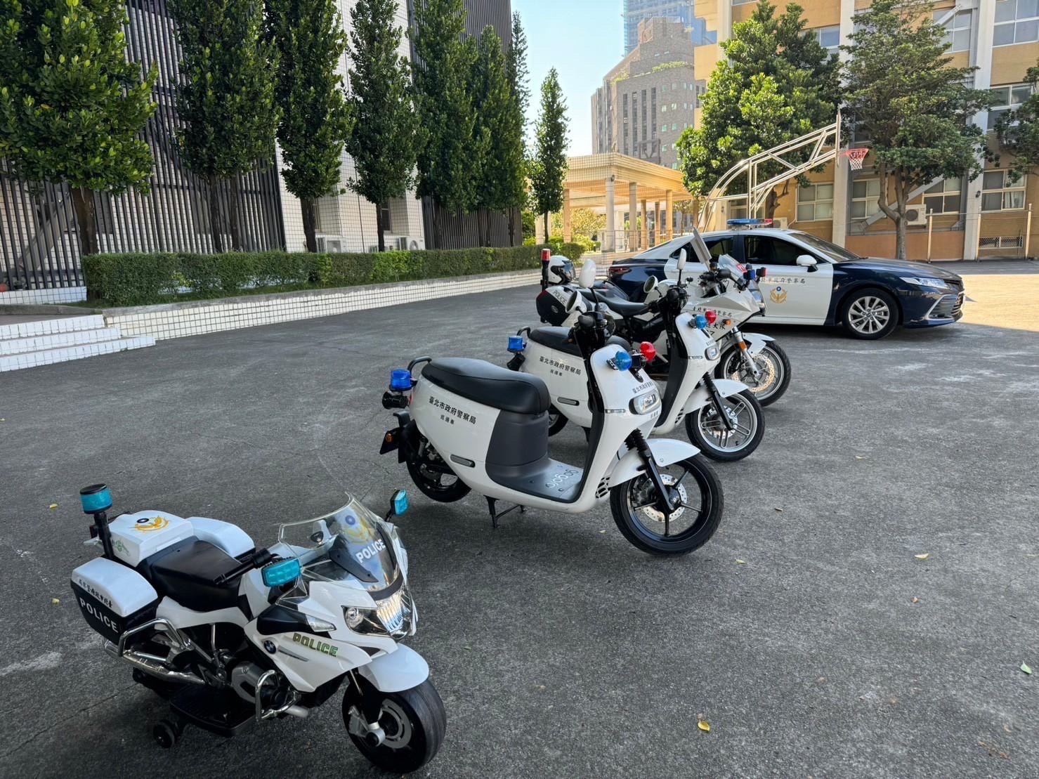 北投分局犯罪預防宣導團派出各式警車,連迷你警車都出動。(記者薛秀蓮翻攝)